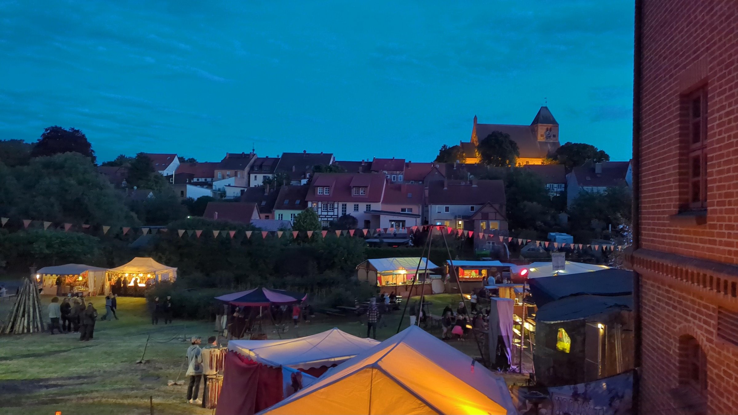 Burgfest mit Blick auf die Stadt