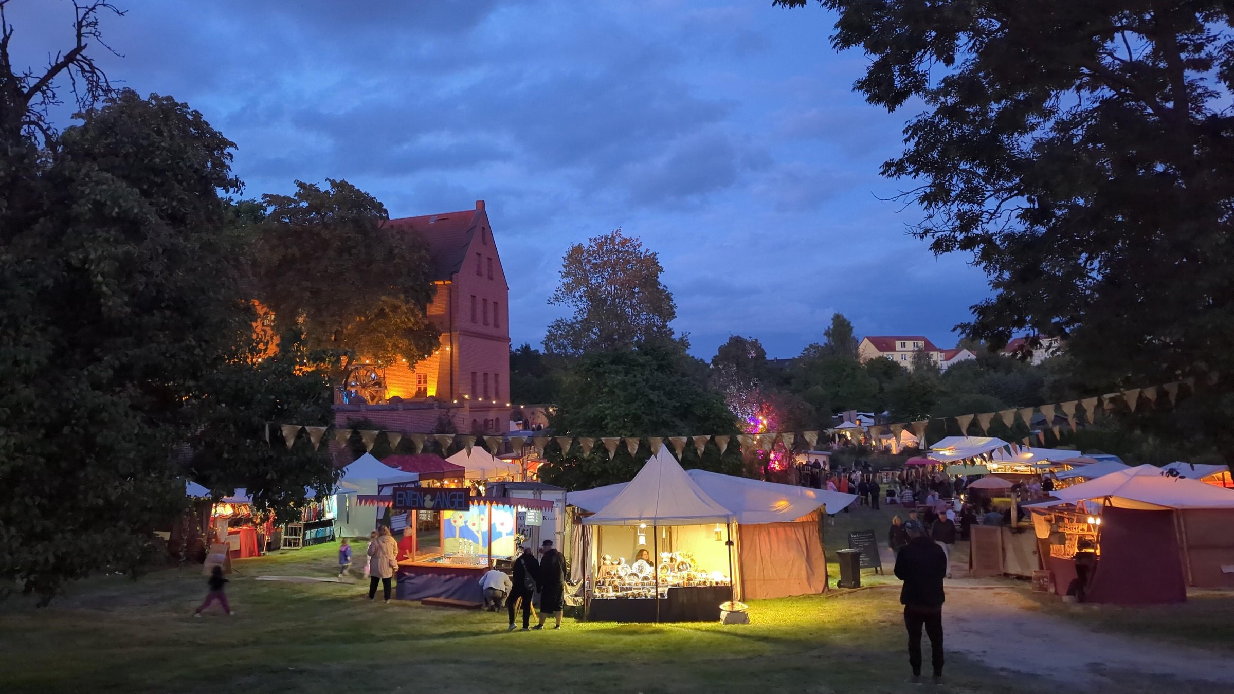Burgfest mit Blick auf die Buden und die alte Burg
